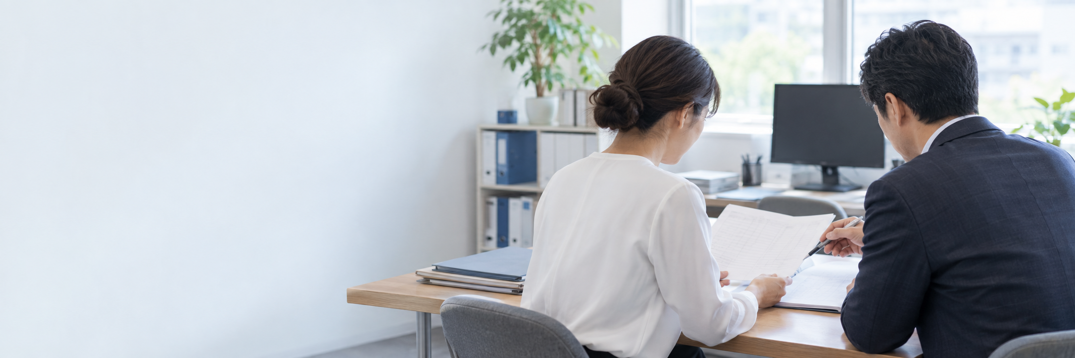 月次資料を確認する事業者と支援者